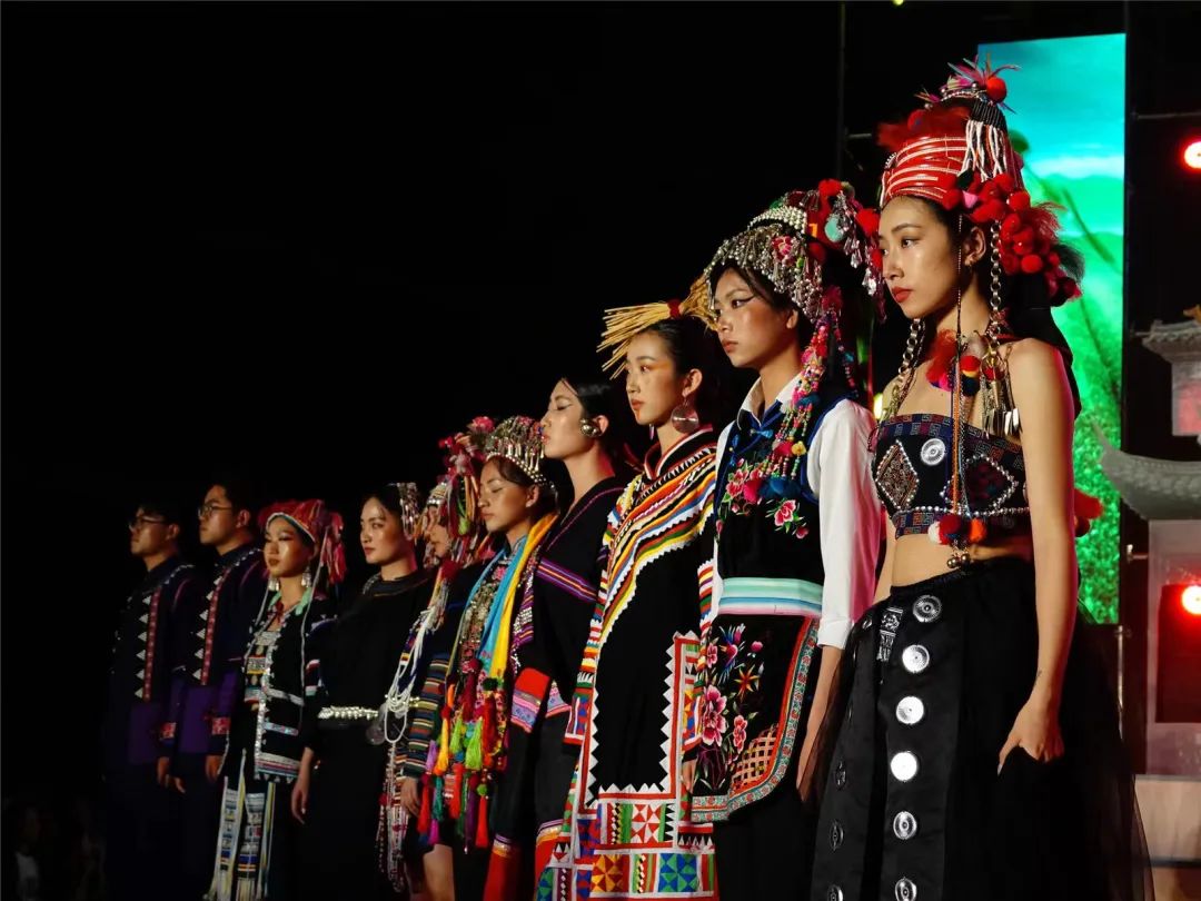 民族与时尚比翼双飞普洱中心城区这场民族服饰走秀堪比时装周