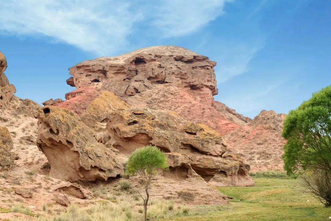 泉沟位于甘肃省金昌市金川区的北部,龙首山脚下,距离市区约四十公里