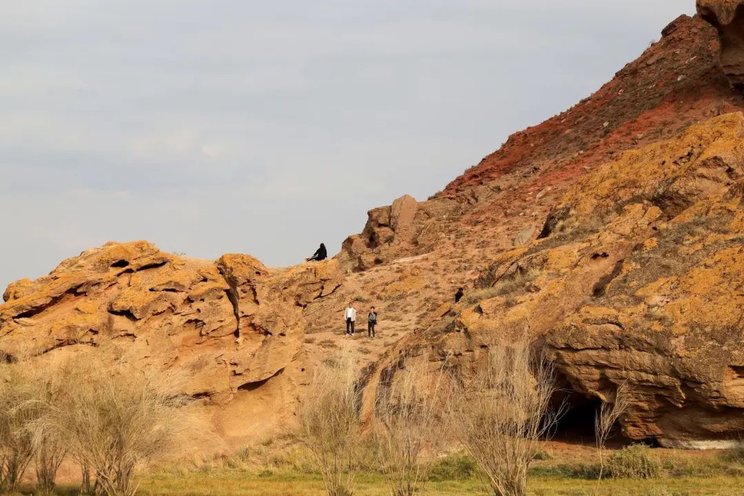 泉沟位于甘肃省金昌市金川区的北部,龙首山脚下,距离市区约四十公里