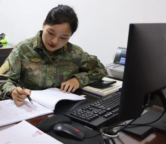 解放军文职人员然而新入职的文职人员要进行集训李佳洁三公里跑不下来