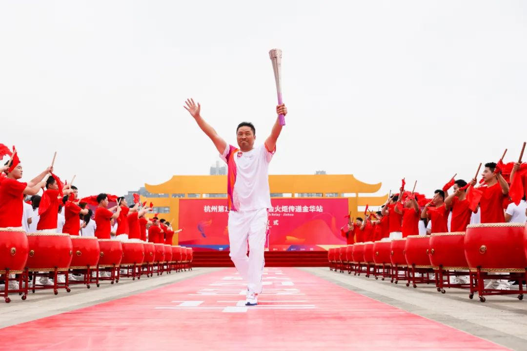 金华站,孟关良作为第一棒火炬手上一任院长是中国举重名将,两届奥运