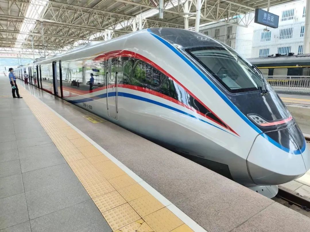 贵阳环铁运营动车——新一代和谐号"crh3a-a型"智能动车组停靠在贵阳