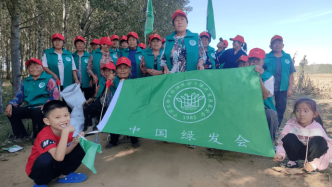 國慶當(dāng)天，綠會(huì)“人民戰(zhàn)塑”工作組奮戰(zhàn)在農(nóng)田里