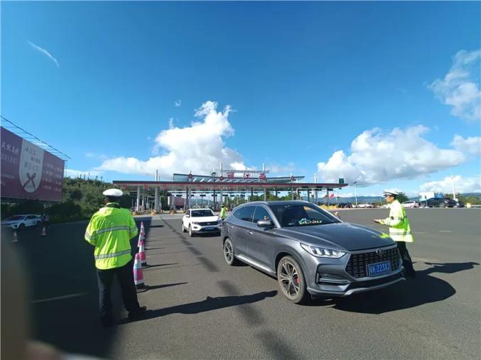 人从众丽江火车站5天143万人次丽江西收费站日均3万多辆次