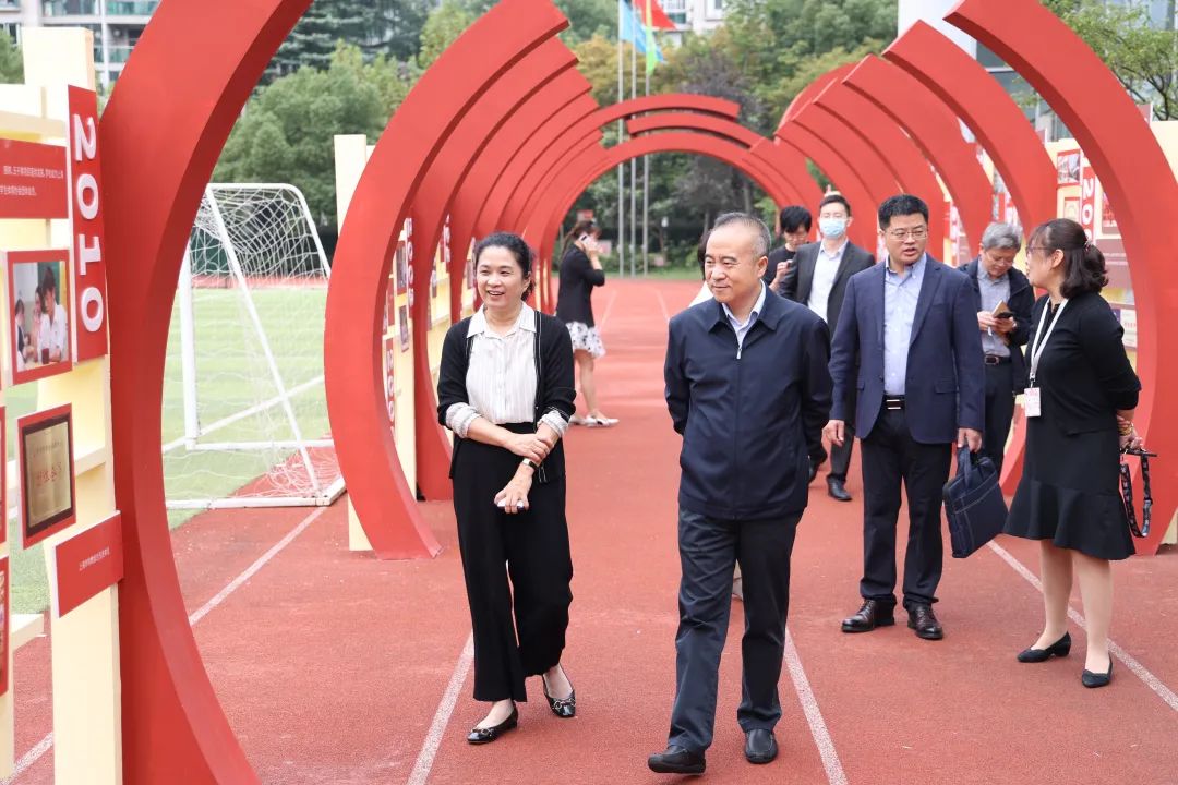 会前,施斌一行还参观了上海市中国中学建校90周年办学成果展,并实地