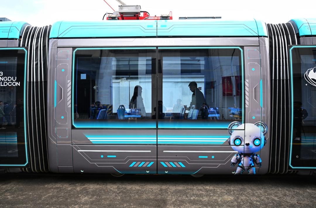 成都上线科幻列车太酷了