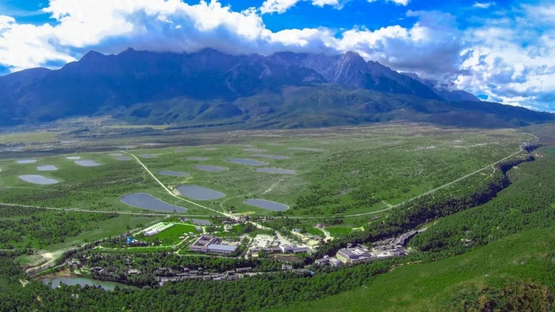 丽江东巴谷旅游区,一个生态与文化并存,人与自然和谐的精品旅游景区.