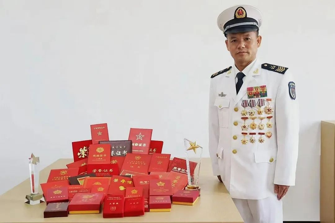 6排勋表!他们是行走的“荣誉墙”