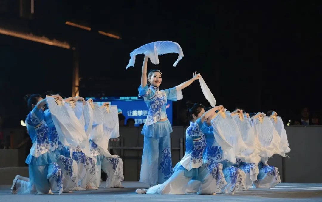 胶州大秧歌“扭红”海内外