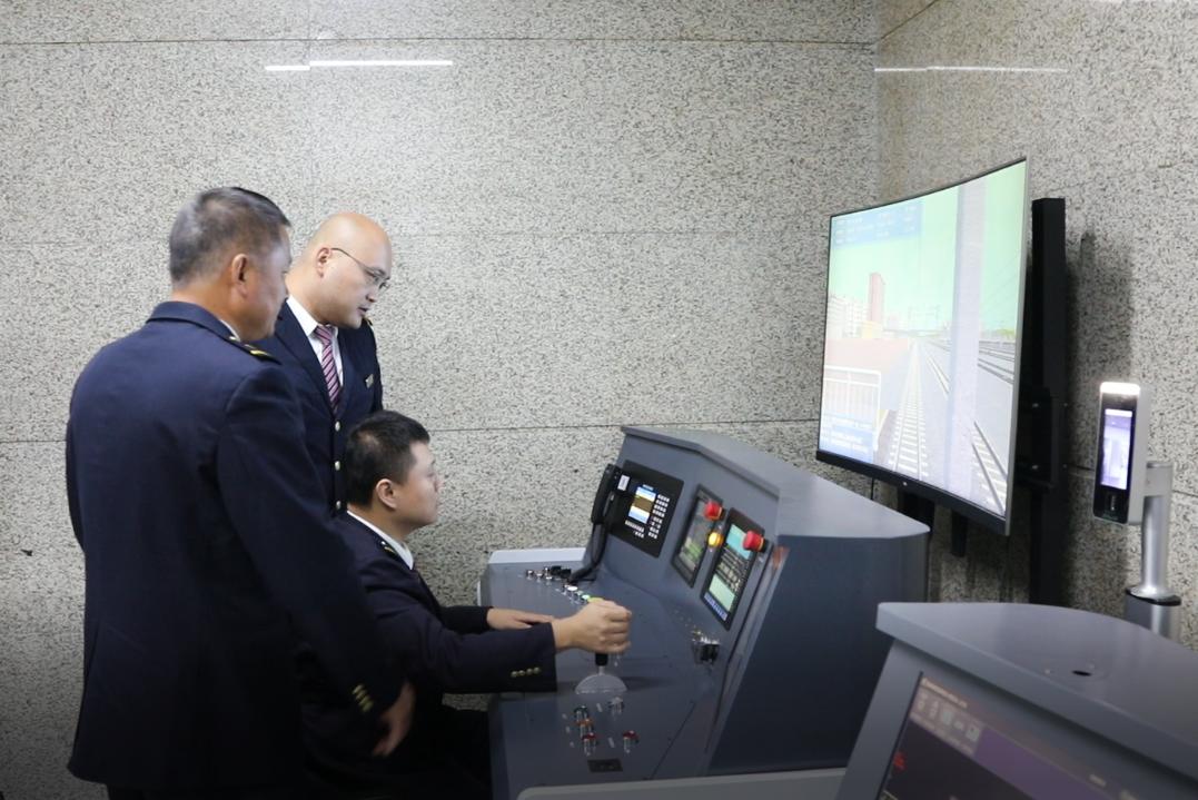 西安站进京高铁司机帅气亮相