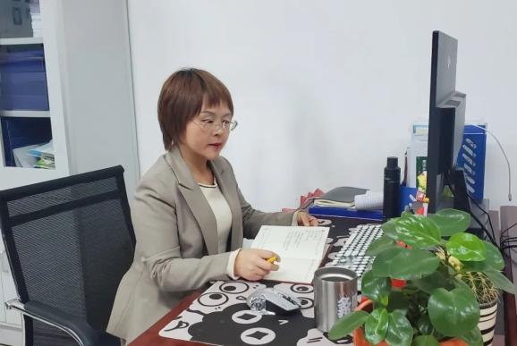 两当县教科局副局长,县妇联执委 杨宝红本次大会是