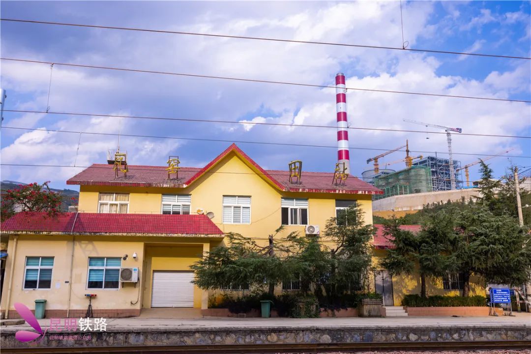 威红铁路瓦窑田站新线新站房投入使用