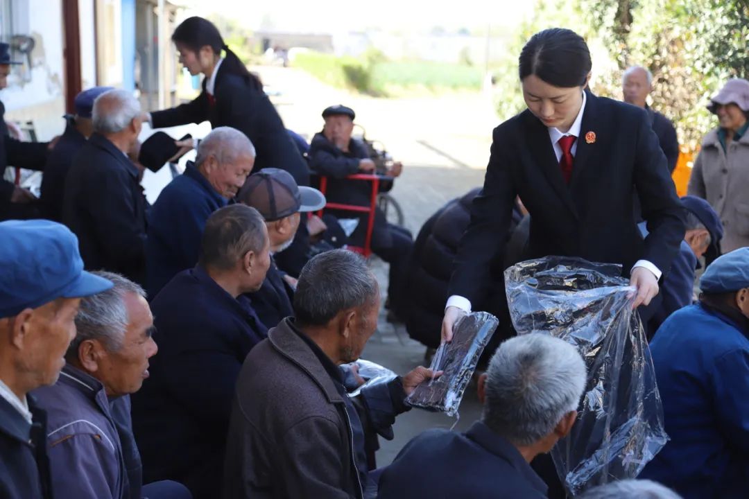 敬老,爱老的优良传统美德,10月20日,永城法院组织干警走进龙岗镇敬老