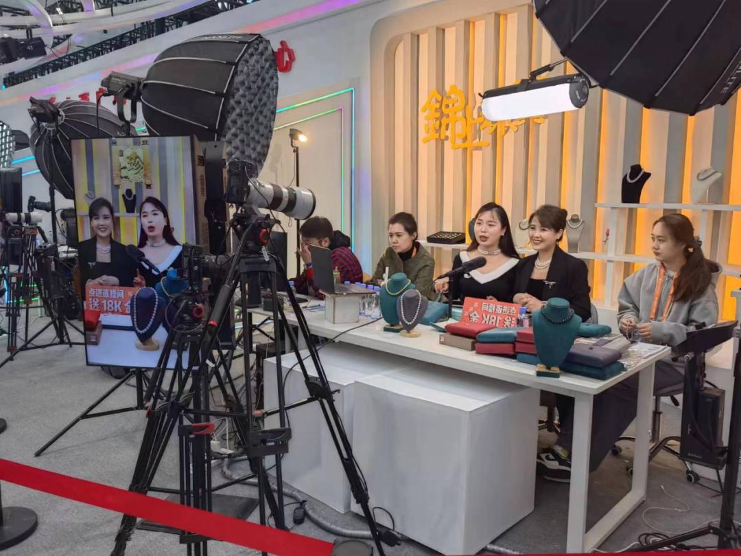 聚焦文博会 | 沉浸式体验直播带货,去了就能当"主播"