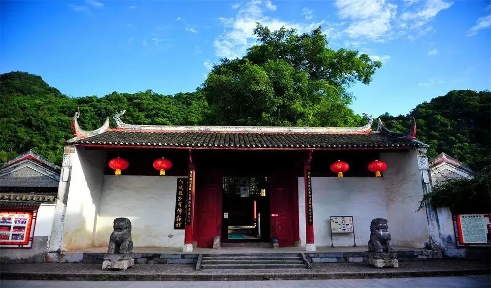 忻城縣文化旅遊資源豐富,擁有莫土司衙署,薰衣草莊園和樂灘竹海3個