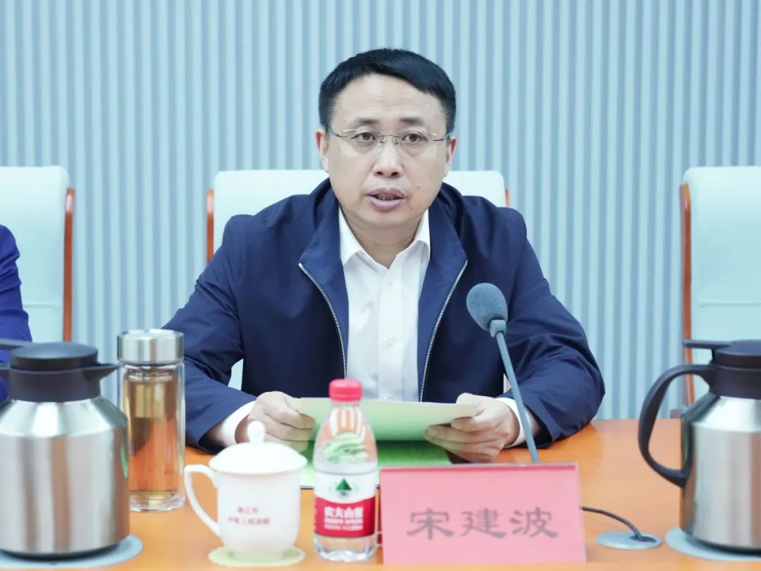 首先举行2023年荣退仪式,通辽中院党组书记,院长宋建波为退休干部颁发