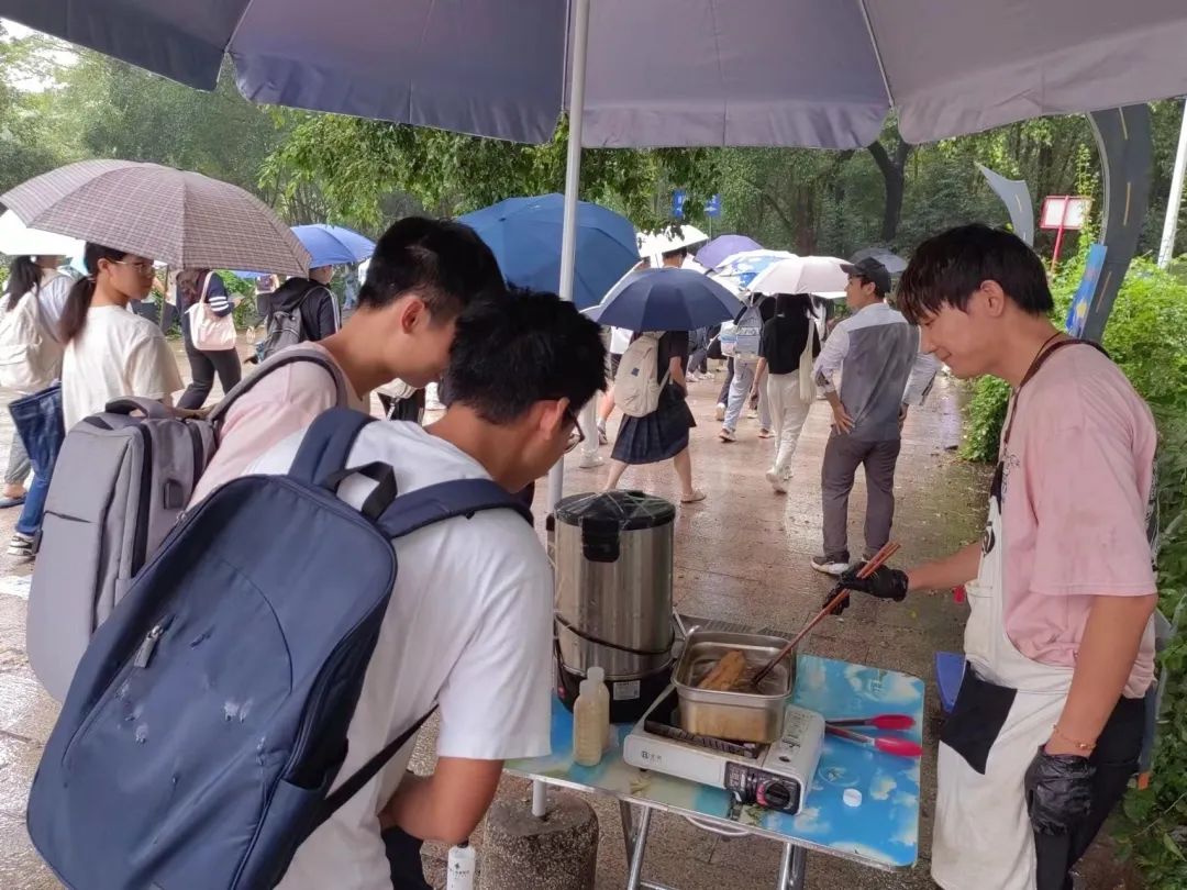 我，撞脸林俊杰，想靠豆浆油条赚钱：“日亏七八十”