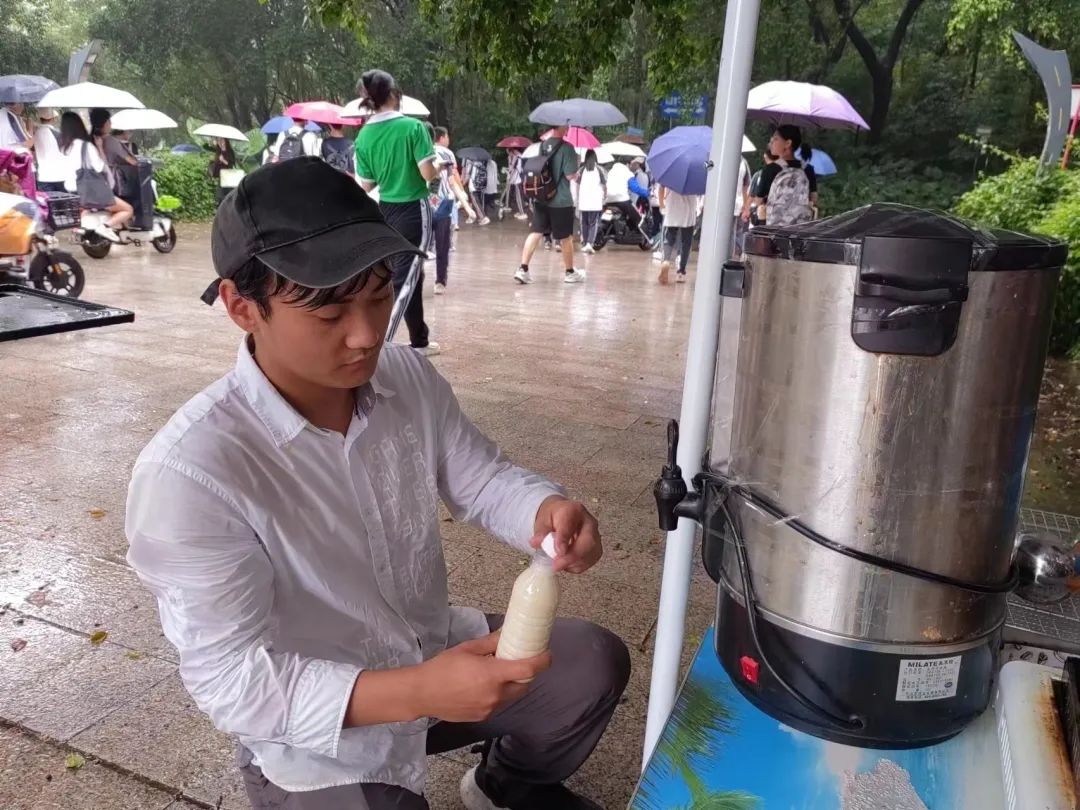我，撞脸林俊杰，想靠豆浆油条赚钱：“日亏七八十”