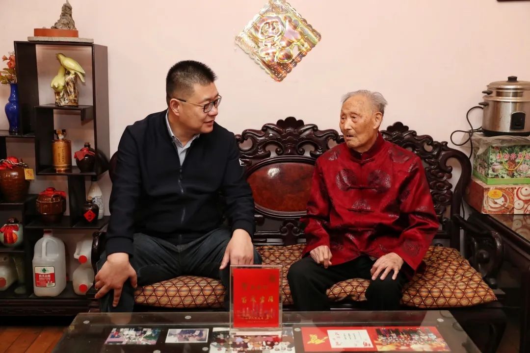 活动前，沈权带队走访慰问了社区百岁老人和困难老人家庭，与老人亲切交