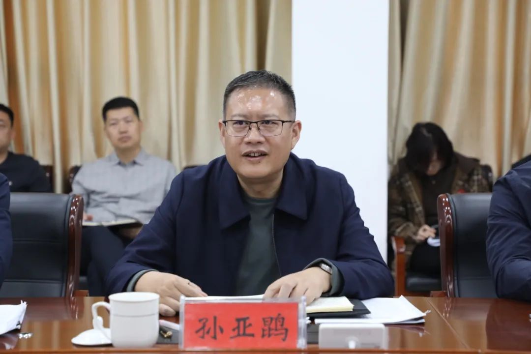 调研结束后,峰峰矿区召开磁州窑产业发展座谈会.