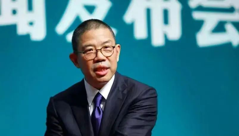 《2023胡润百富榜》,69岁的农夫山泉董事长钟睒睒以4500亿元的个人