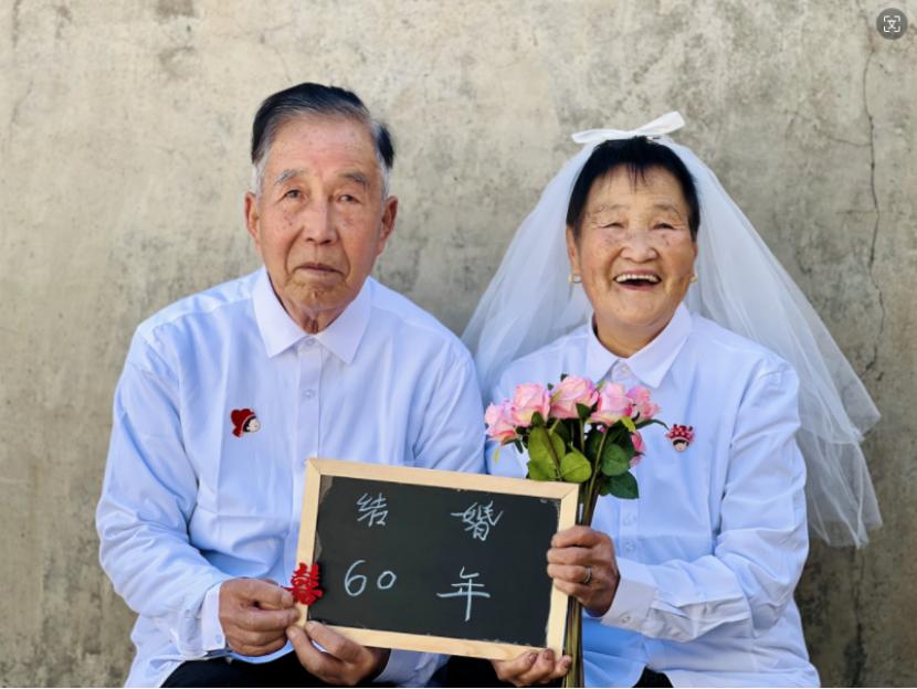 这13对金婚夫妻中,有几十年坚定信仰的老党员,有铮铮铁骨的退伍老兵