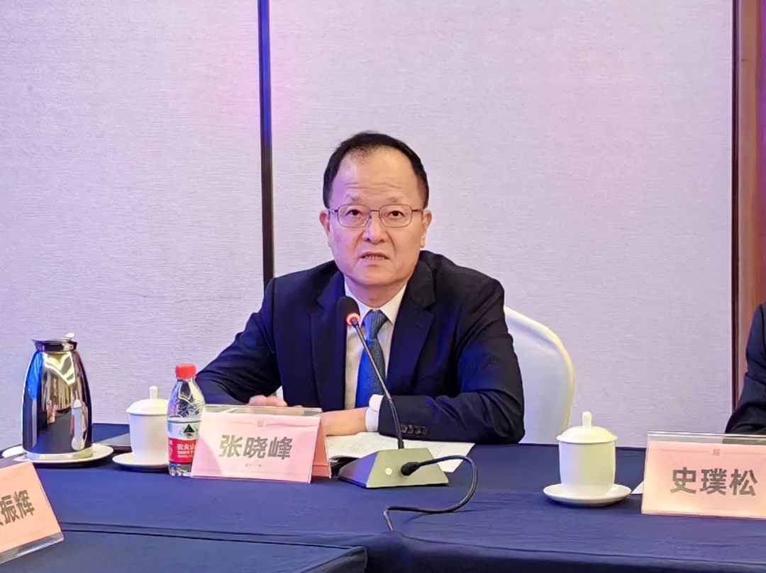 (佛山律协会长张晓峰)(东莞律协会长张旭东)与会人员就第八届广东律师