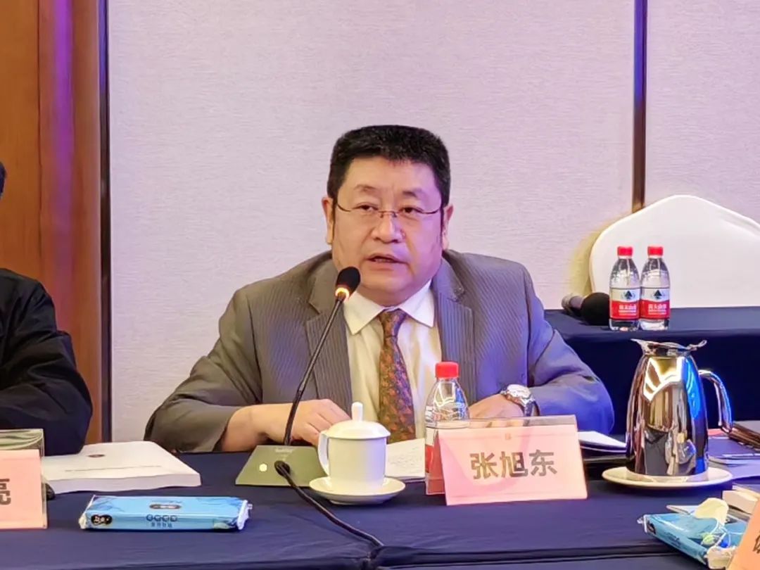 (东莞律协会长张旭东)与会人员就第八届广东律师运动的流程设置,赛事