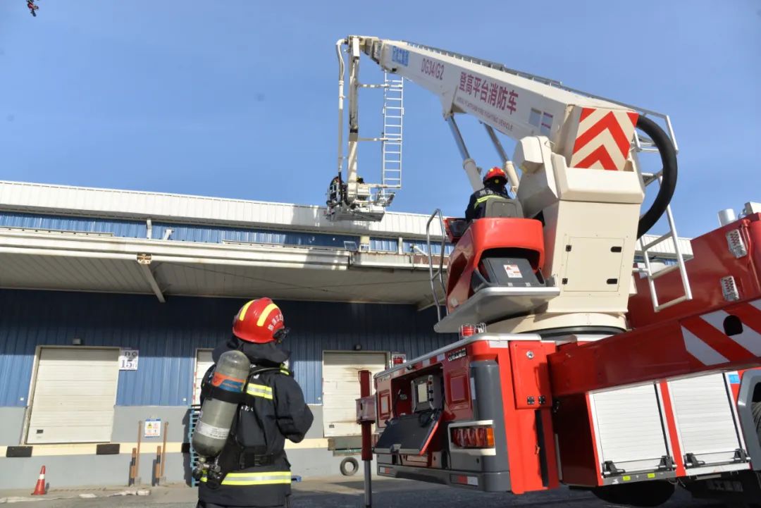 哈尔滨消防:开展大跨度大空间 物流仓库火灾扑救实战拉动演练