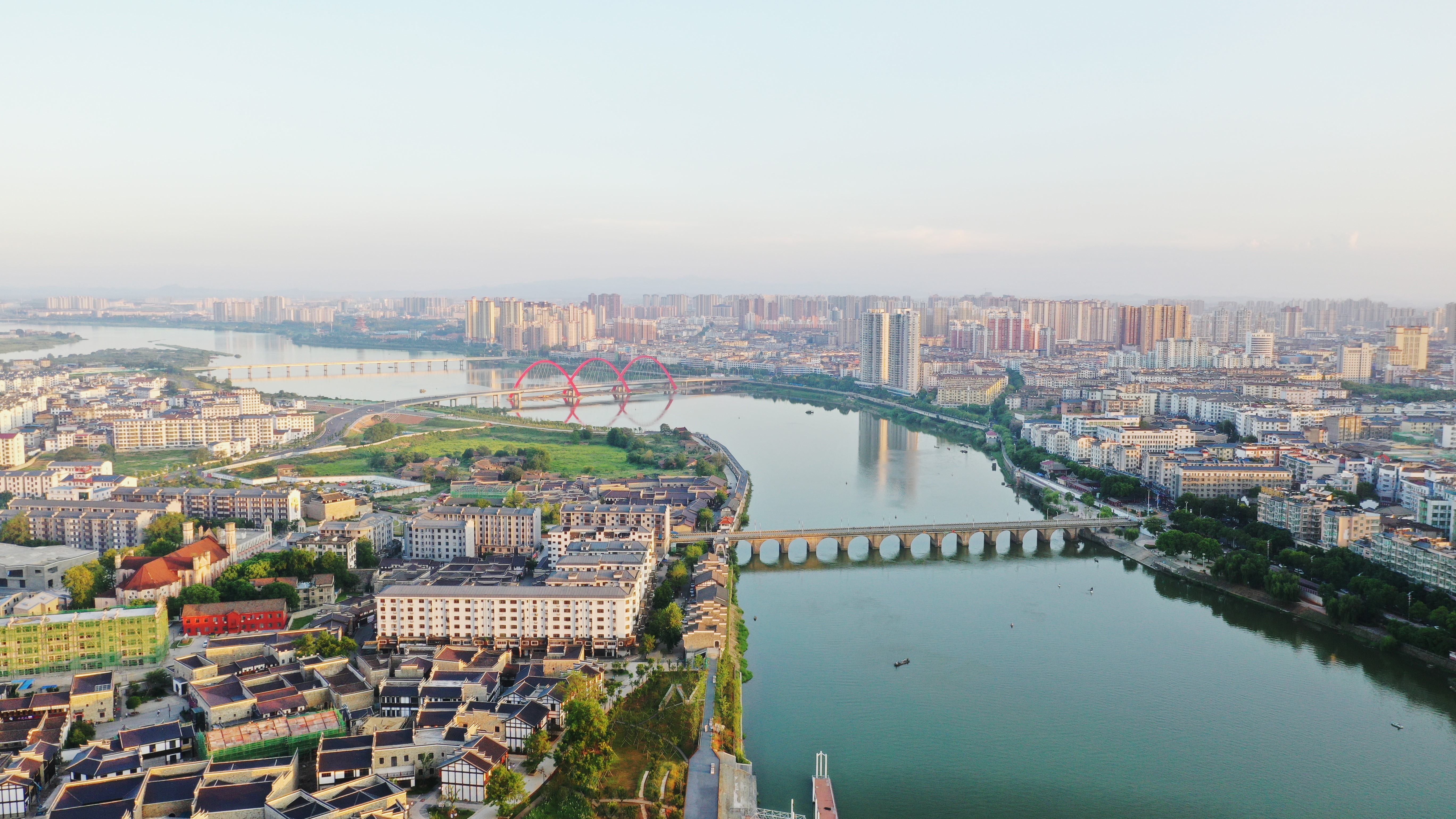 抚河与城市交相辉映,和谐相融金秋时节,俯瞰抚州大地,抚河与城市交相