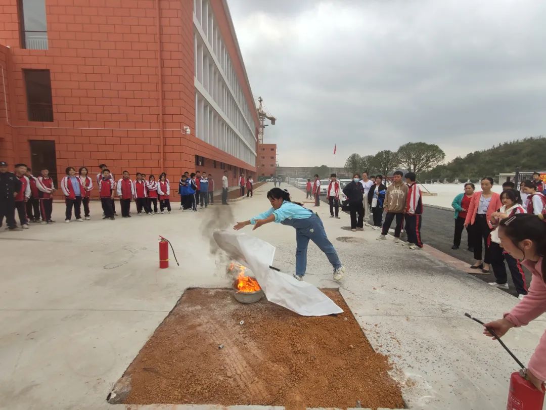 普定消防走进普定县第五中学朗泊湾校区开展消防