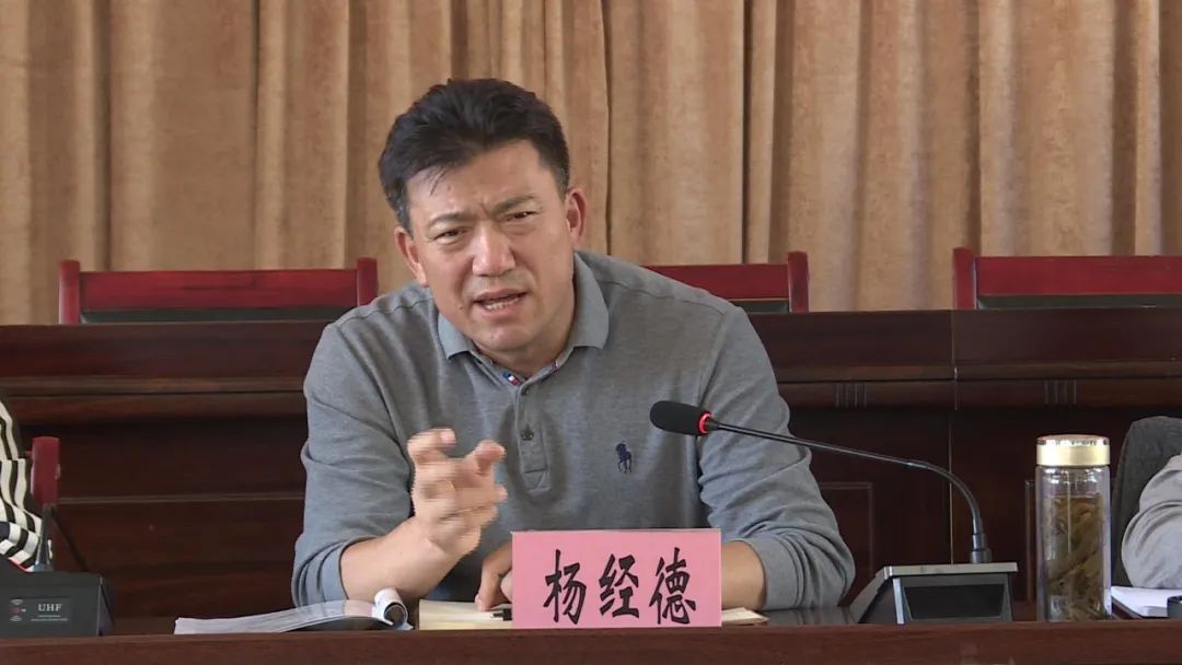 巍山县选举产生的州第十五届人大代表视察我县柠檬产业发展情况