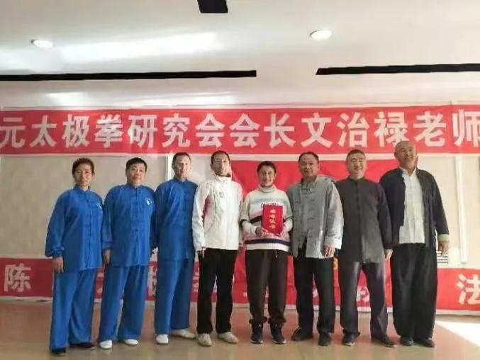 随后如意混元扇,太极柔力球等表演节目轮番登台亮相,他们的过硬技艺和