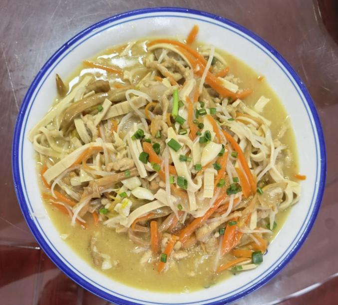 麻城洋菜老面菊花饼,面饼用老面发酵,配以菊花做馅,酥香清甜可口,传统