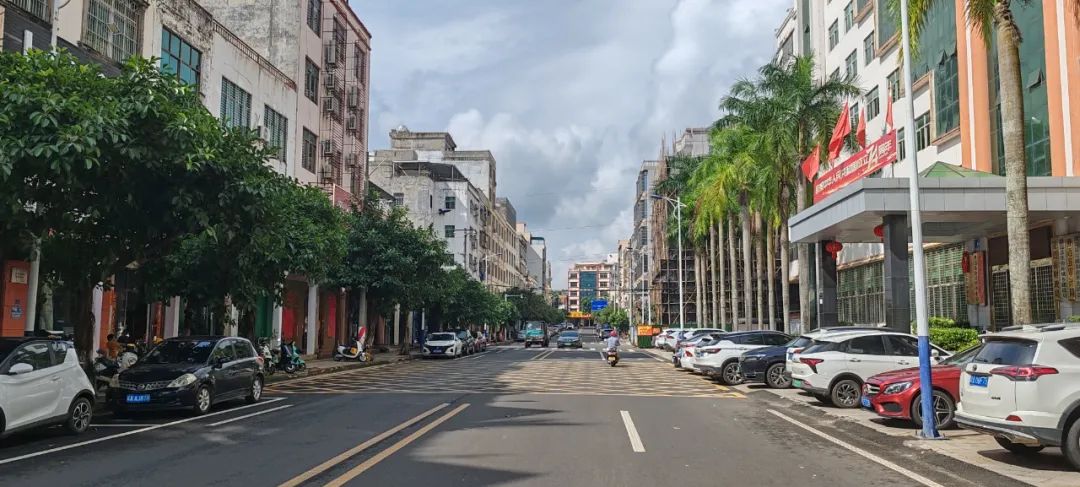 上午10点整,随着澄迈县人防办工作人员的操作下,防空警报响彻县城上空