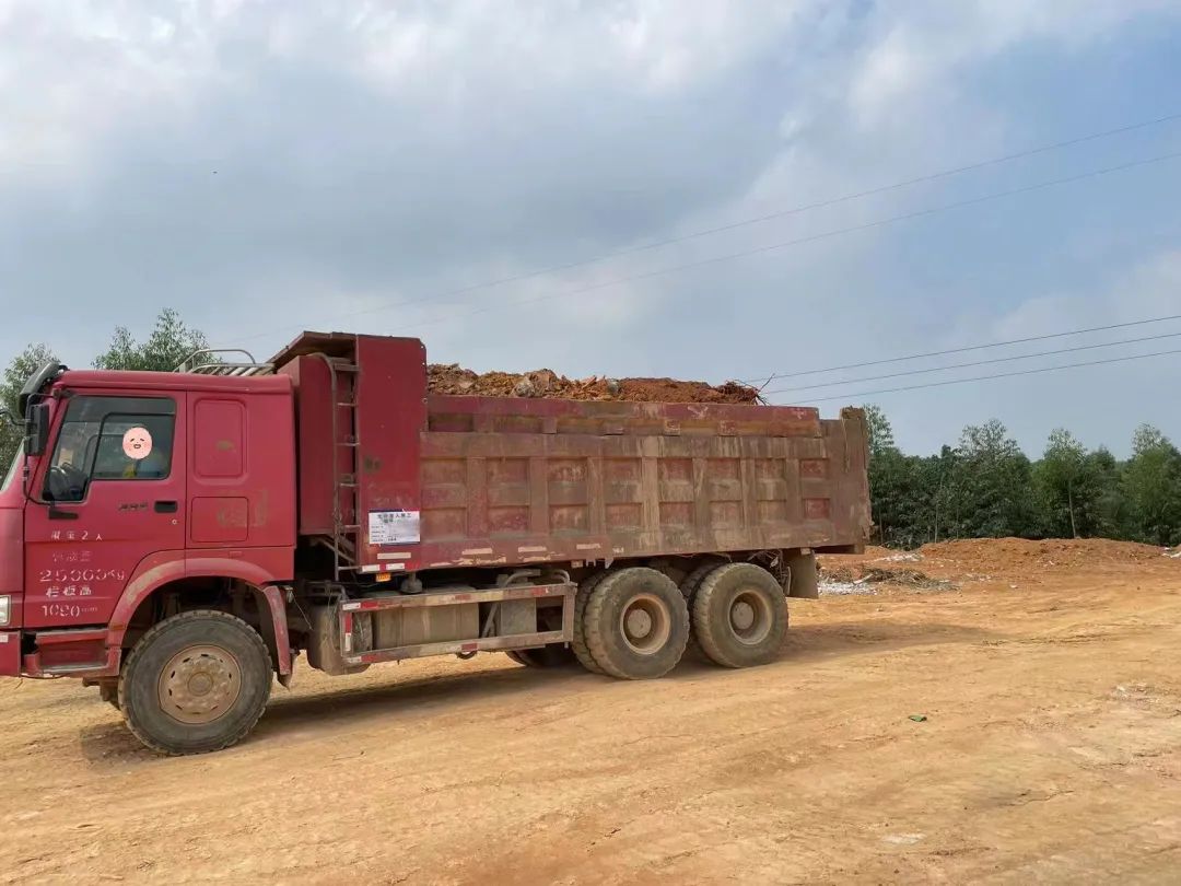 货车化身泥头车运渣土 司机见到城管就开溜_澎湃号·媒体_澎湃新闻