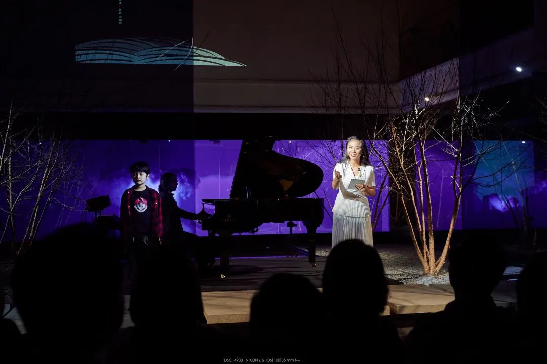 "音乐会上最令人惊喜的是小提琴手黄羽馨的亮相.