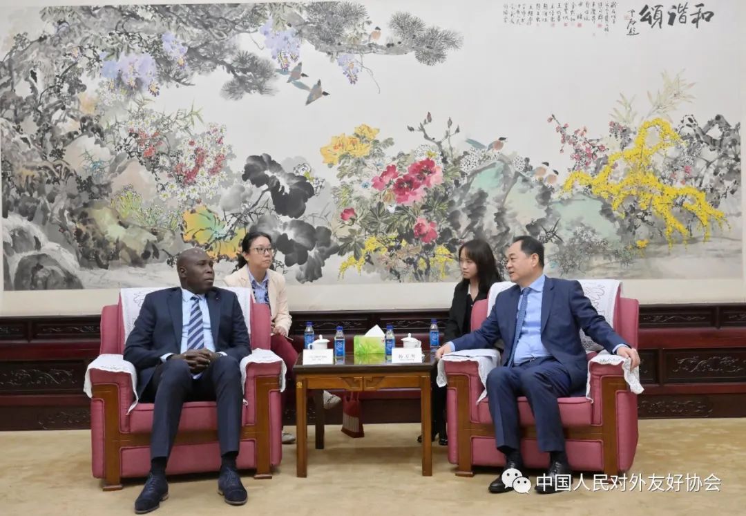 杨万明会长会见科特迪瓦驻华大使多索·阿达马