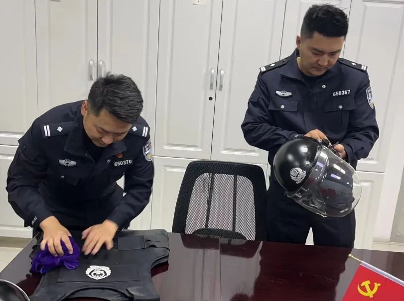司法警察大队副队长张亮组织全体法警对《司法警察警用装备管理制度》