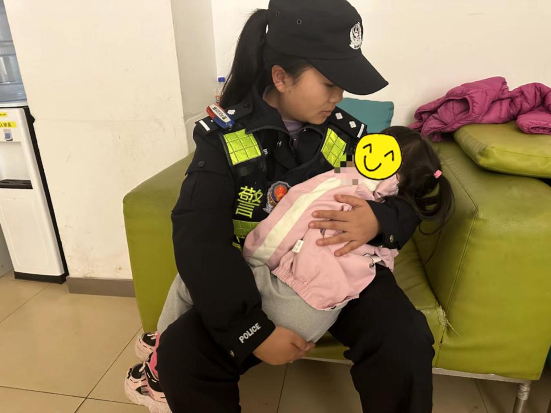 长风行动服务民警王榕榕你的怀抱好温暖