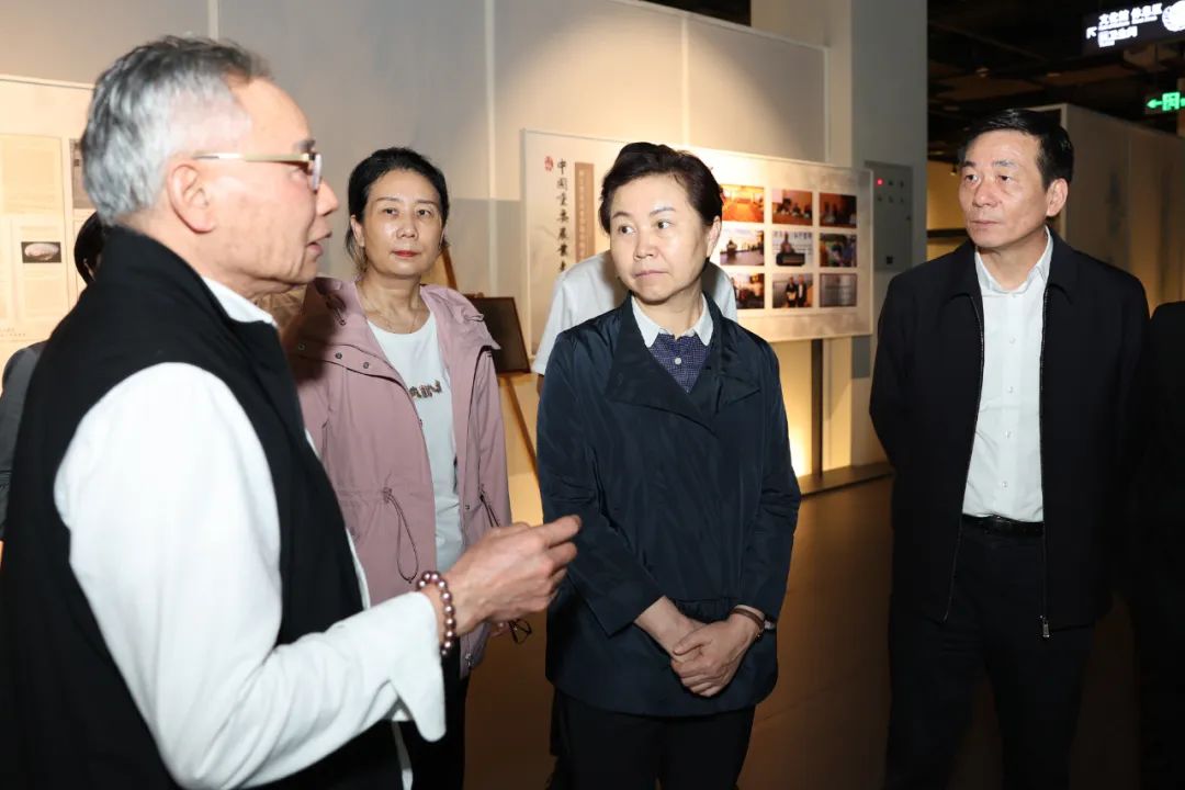 统战部部长邱启文,湖州市委书记陈浩和市领导姜景峰,邱见春等分别陪同