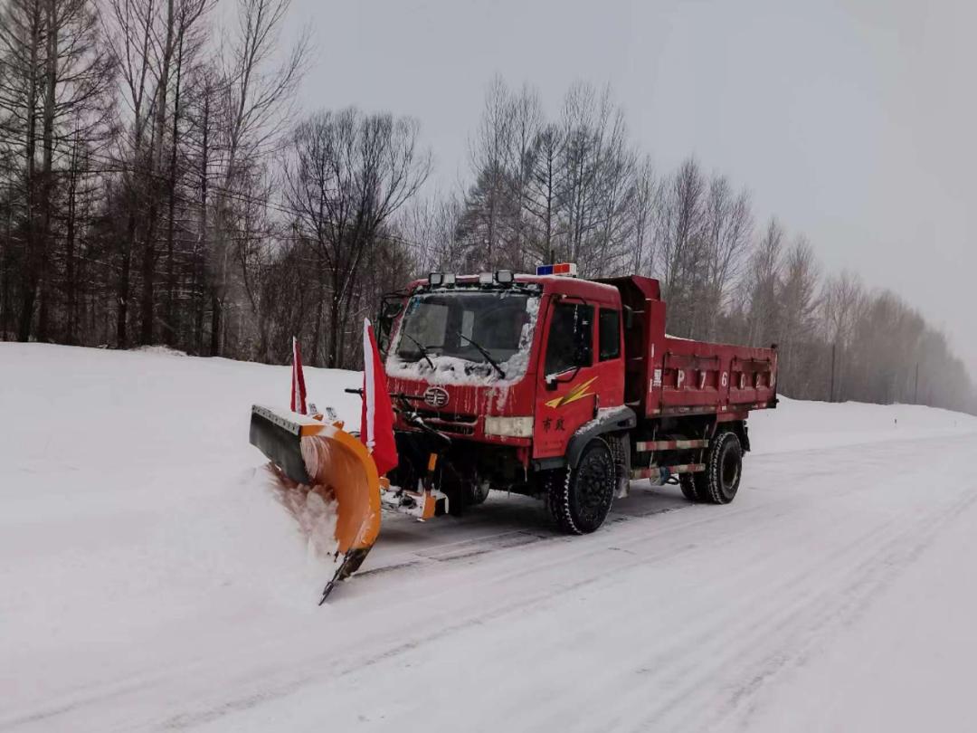 地区交通运输局以雪为令,迅速启动清雪应急预案,于11月2日早6点开始