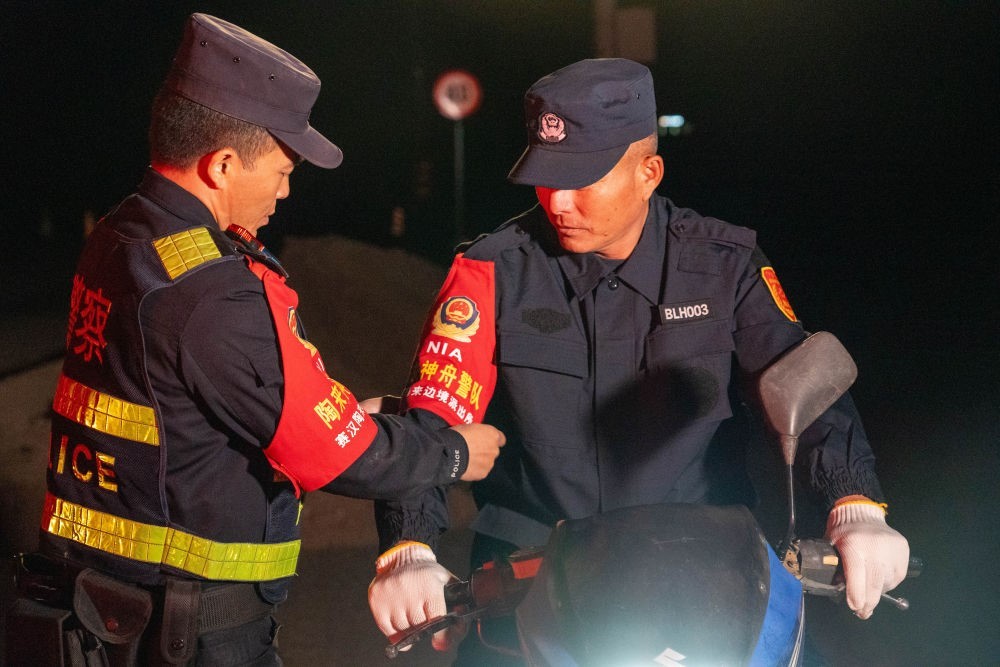 阿拉善盟移民管理警察忠诚守护神舟返回舱着陆