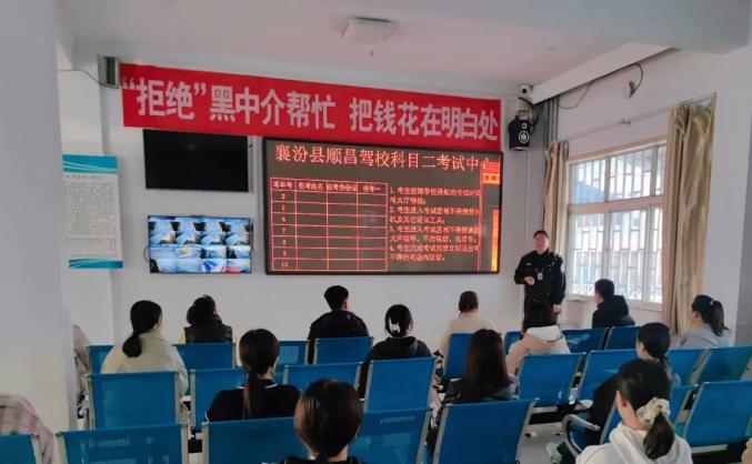 在交管业务相关场所悬挂宣传条幅标语,引导办事群众提高警惕,防范"