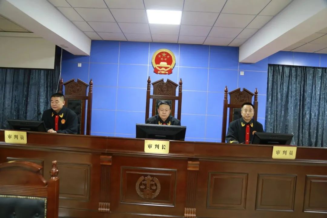 1月6日,青冈县人民法院党组书记,院长孙长久走进法庭,亲自担任审判长