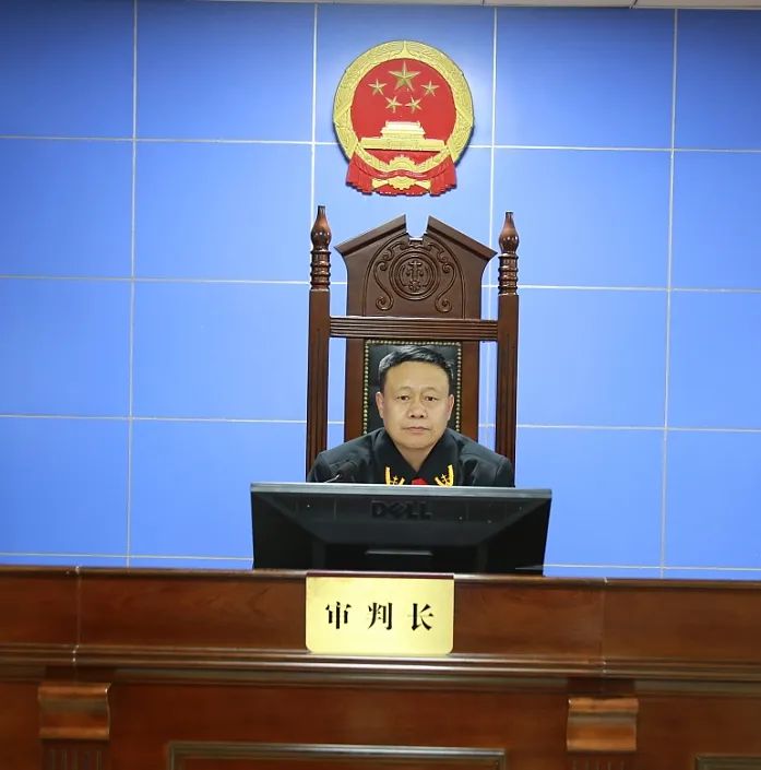 当日14时30分许,法槌敲响,青冈县人民法院这起赌博案件如期开庭.