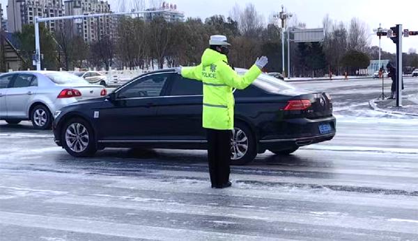 梅河新区交警雪天执勤保通畅守护群众平安路