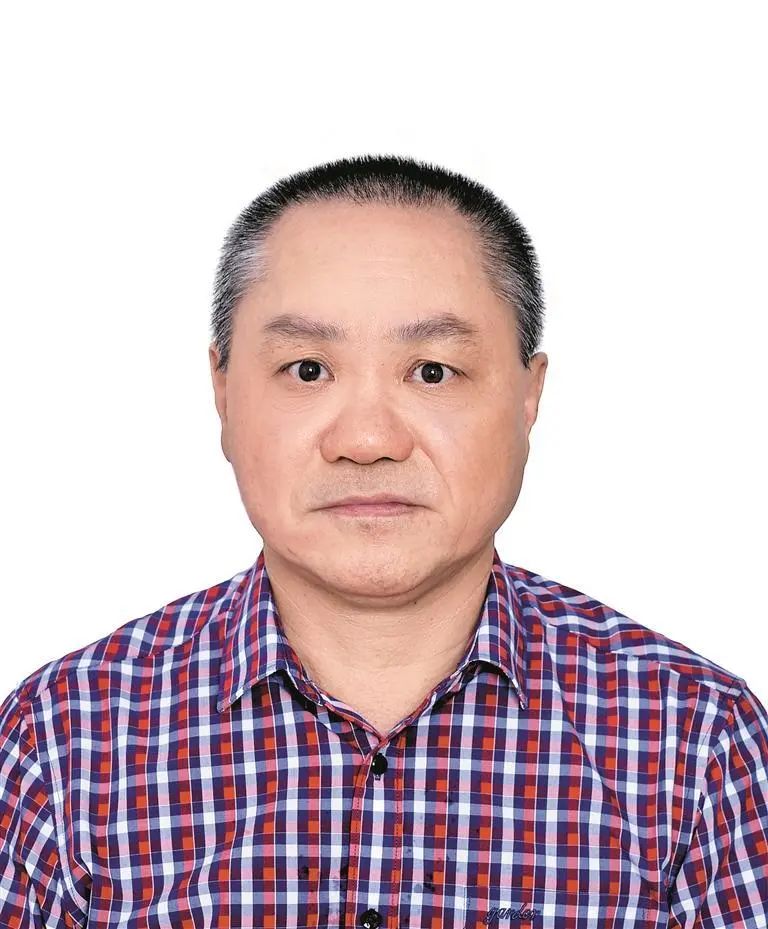 深圳商报审校科科长张翥2023年10月,在夜班工作了31年的审校科科长