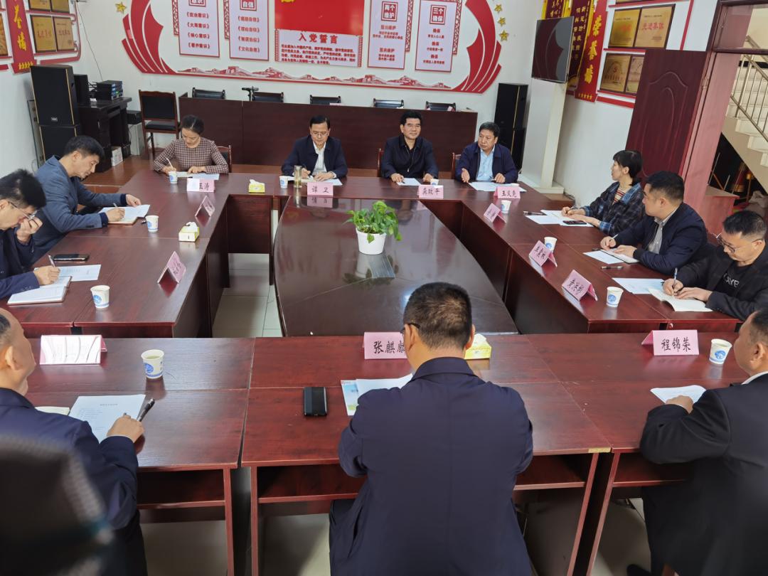 我简单谈一下对盐井村的四点体会:在座谈会上,盐井村党支部书记程锦荣