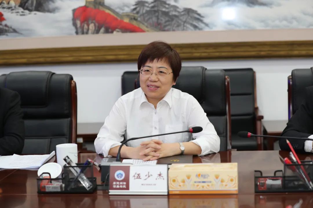 张家界市人大常委会副主任周芳就切实解决执行难问题到张家界中院开展